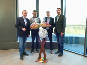 Helge Koops (2. v.r.) und Steffen Steigmeier (3. v.r.) mit ihren Dankeschön-Obstkörben.