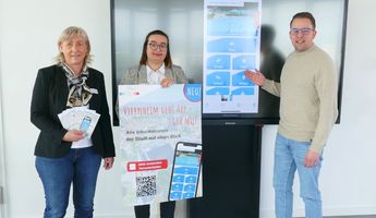 Die „ViernheimApp“ ist online: Erster Stadtrat Jörg Scheidel und das Team der Presse- und Informationsstelle mit Leiterin Alexandra Busalt (links) und Projektleiterin Laura Pflaum präsentieren das neue digitale Medium der Stadtverwaltung. 