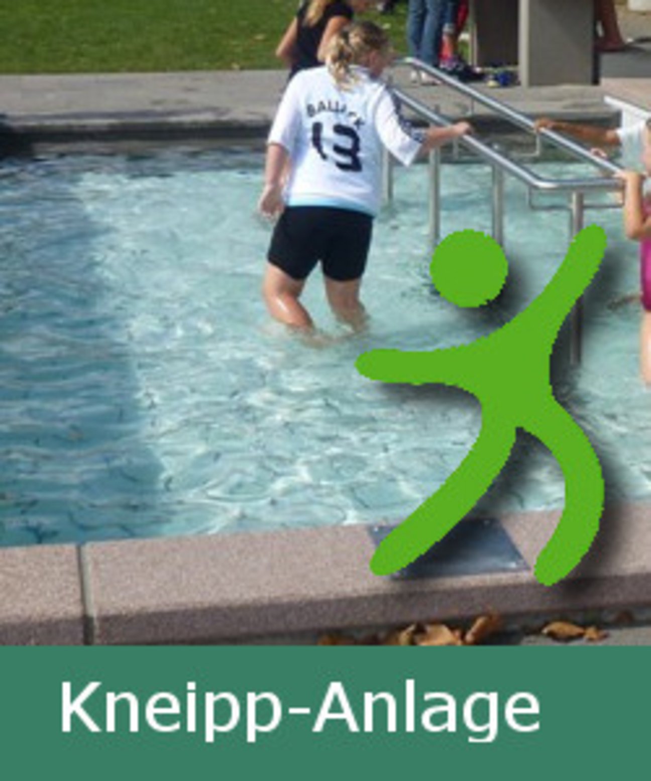 Mensch läuft durch Kneippbecken Mensch läuft durch Kneippbecken