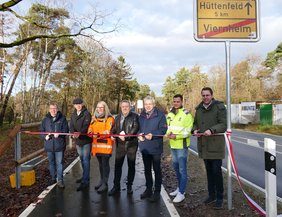 Die L 3111 zwischen Viernheim und Hüttenfeld konnte offiziell für den Verkehr freigegeben werden. (v. l.) Bürgermeister Matthias Baaß, Markus Schmitt, Manon Brüstle (Projektverantwortliche bei Hessen Mobil Südhessen), Kreisbeigeordneter Matthias Schimpf, Bürgermeister Gottfried Störmer, Bauleiter Jan Gerhardt der Firma Bunte und Erster Stadtrat Jörg Scheidel.