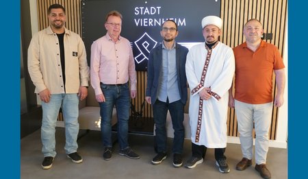 (v. l.) Selcuk Demirel, Bürgermeister Matthias Baaß, Murat Öztürk, Imam Selim Ergen und Mehmet Atalay