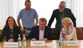 Wie einfach ist es, Leistungen für Bildung und Teilhabe zu beantragen? Bürgermeister Matthias Baaß (Mitte) macht den Test im Beisein von Dr. Melanie Marysko (v. l.) Lars Prechtl, Horst Stephan und Erste Kreisbeigeordnete Diana Stolz. ©Stadt Viernheim Dr. Melanie Marysko, Lars Prechtl, Horst Stephan und Erste Kreisbeigeordnete Diana Stolz