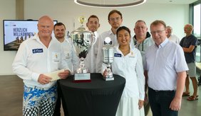 Bürgermeister Matthias Baaß (r.) und Schachclub-Vorsitzender Stefan Martin (l.) mit Teilen der erfolgreichen Mannschaft des Schachclubs Viernheim.