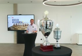 Die Pokale im Vordergrund und Bürgermeister Matthias Baaß im Hintergrund