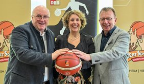 Das Podium v.l. Ingo Weiss, Diana Prettzell und Matthias Baaß bei der Pressekonferenz für das Albert Schweitzer Turnier 2026.