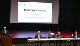 (v. l.) Stadtverordnetenvorsteher Norbert Schübeler, die Amtsleiter Rudolf Haas, Kai Hüsker und Sebastian Geschwind sowie Bürgermeister Matthias Baaß beantworten bei der Bürgerversammlung die Wortmeldungen aus der Bürgerschaft. ©Stadt Viernheim Stadtverordnetenvorsteher Norbert Schübeler, die Amtsleiter Rudolf Haas, Kai Hüsker und Sebastian Geschwind sowie Bürgermeister Matthias Baaß
