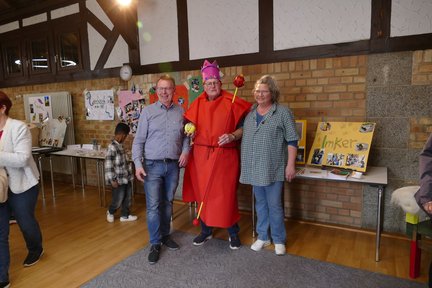 Bürgermeister Matthias Baaß vor der Ausstellung „Kulturschnipsel“ im T.i.B. - begleitet von Anne Gess und „König“ Michael Gess.