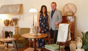 Ein Ort mit persönlicher Handschrift: Bürgermeister Matthias Baaß und Ceylan Bayran im liebevoll gestalteten Gastraum des Café Aren.