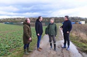 : Hier entsteht die größte Photovoltaikanlage Viernheims: Das Gelände „Im Rodfeld“, im Hintergrund bereits die eingezäunte Fläche.