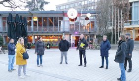 Begutachteten im Rahmen einer Angstraumbegehung am 1. März die in der Bürgerbefragung genannten Örtlichkeiten, die aktuell in Viernheim für Unsicherheit sorgen Acht Personen stehen auf einem große weiß gepflasterten Platz