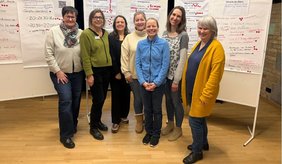V. l.: Christina Wieland (Entdeckerland), Sabine Ruth (KuBuS), Cornelia Dewald (Vorsitzende Bildungsbeirat), Stephanie Schmitt (Volkshochschule), Birgit Lösch (Dipl. Sozialpädagogin), Jane Binder (Pädagogin), Michaela Mann (Familienbildungswerk) vor Stellwänden mit Infos