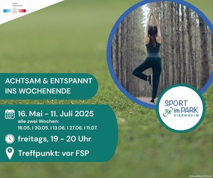 Frau steht auf einem Bein und hat die Hände nach oben ausgestreckt im Wald