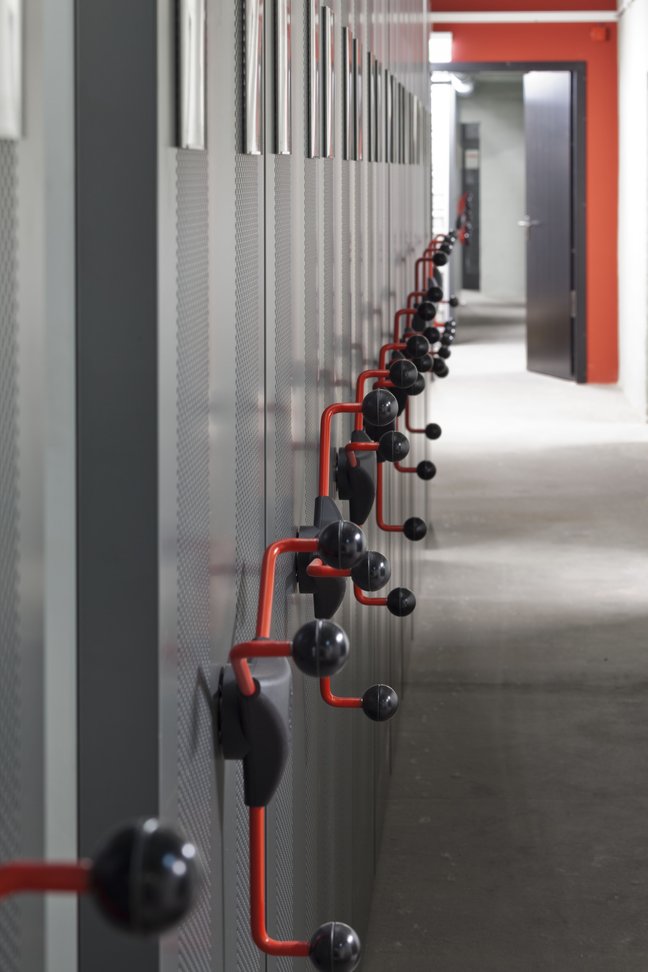 Rollregalanlage im Magazinbereich des Marchivum ©Kathrin Schwab Silbere Regaltüren mit Kurbel am Griff