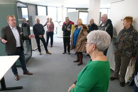 Bürgermeister Matthias Baaß stellt die Räume im 2. OG vor