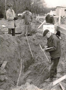 Erich Hauck (vorne) bei der Dokumentation eines merowingischen Grabes am Kapellenberg, Viernheim, 1972 ©Stadt Viernheim Erich Hauck (vorne) bei der Dokumentation eines merowingischen Grabes am Kapellenberg, Viernheim, 1972 ©Stadt Viernheim
