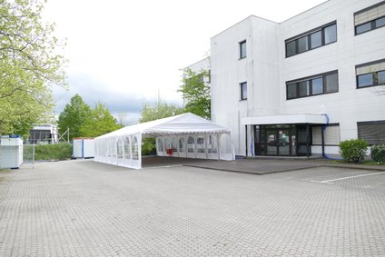 Die Notunterkunft in der Lilienthalstraße Gebäude mit Zelt