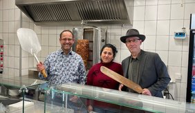 Wieder „happy“ in der Rathausstraße: Inhaberin Neslihan Üstündag (Mitte) eröffnet „Happy Döner“ neu – Alexander Schwarz (l.) und Claus Bunte überbringen die Glückwünsche der Wirtschaftsförderung.