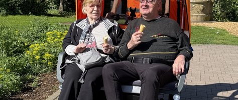 Mann fährt zwei Personen in Rikscha