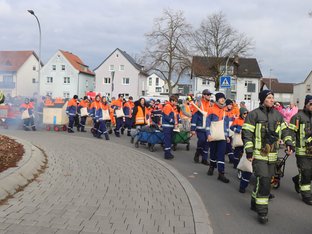 Personen laufen und spielen Musik