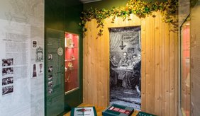 Viele Exponate der jüdischen Abteilung im Viernheimer Museum laden zu einer Zeitreise ein ©Stadt Viernheim Ausstellungsstücke in Vitrinen eine Tür mit Bild