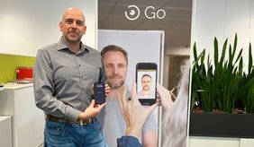 Bürgerbüroleiter Jörg Gutperle vor dem Infoschild