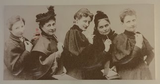 Fünf Frauen in schwarz/weiß