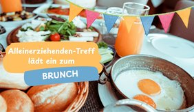 Zu sehen ist ein bunt gedeckter Frühstückstisch mit Spiegeleiern, Brötchen, Fruchtsaft und Gemüseschnitzen. Oben rechts hängt eine bunte Girlande. Mittig befindet sich der Schriftzug Alleinerziehenden-Treff lädt ein zum Brunch