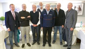 Zum Jubiläum wurde die Sitzung im Bürgerhausrestaurant abgehalten: (v. l.) Bürgermeister Matthias Baaß, Wolfgang Kempf, Klaus Quarz, Volker Gassenferth, Jürgen Miedniak, Peter Klotz und Betriebsleiter Jürgen Hoock. ©Stadt Viernheim Personen stehen in einer Gruppe