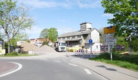 Straße führt auf Baugelände zu