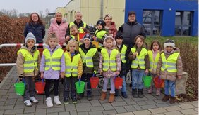 Gruppenfoto, Kinder mit Eimern und Warnwesten