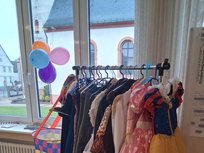 Fastnachtskleidung hängt an Stange