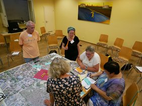 Die Teilnehmenden des Runden Tisches beim gemeinsamen Austausch zur Zukunft der Kirchenräume in Viernheim.