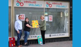 Gudrun Zimmermann (rechts) übergibt im Beisein von Wirtschaftsförderer Alexander Schwarz die Führung an Vanessa Giudice.