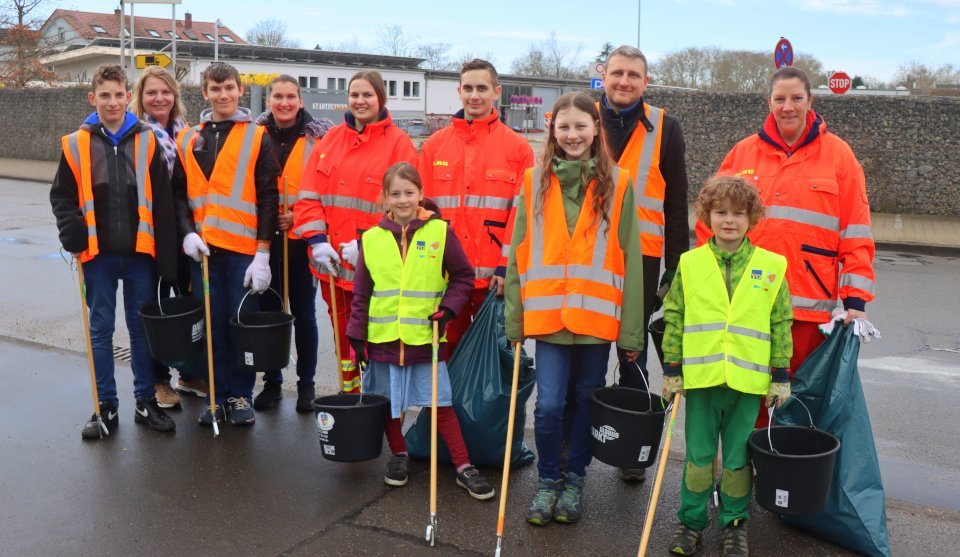 Elf Personen mit Sicherheitswesten