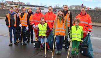 Elf Personen mit Sicherheitswesten