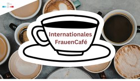 Zu sehen sind unterschiedliche Kaffeetassen von oben, darüber eine schematische Kaffeetasse mit dem Schriftzug Internationales FrauenCafé.