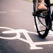 Fahrrad zur Hälfte zu sehen mit Füßen