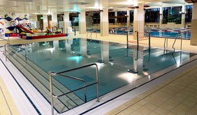Schwimmbecken mit Kinderutsche
