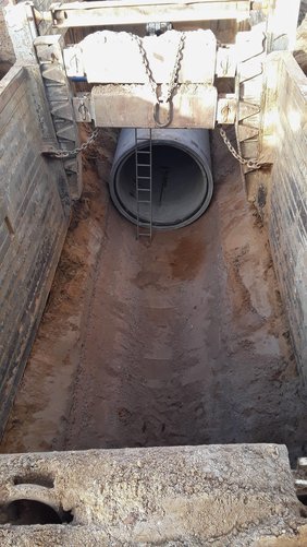 Stahlbetonrohr DN2000 in offener Baugrube