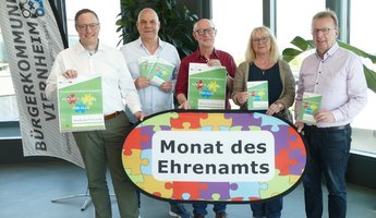 (v. r.) Bürgermeister Matthias Baaß, Marion Heinz, Manfred Brandmüller, Peter Hoffmann und Harald Hofmann stellen das vielseitige Programm vor.