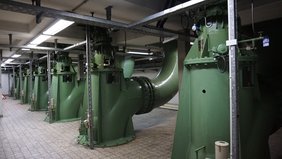 Die Regenwasserpumpen im Tiefpumpwerk: Grüne große Rohre in einem Keller