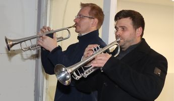 Zwei Männer die Trompete spielen.