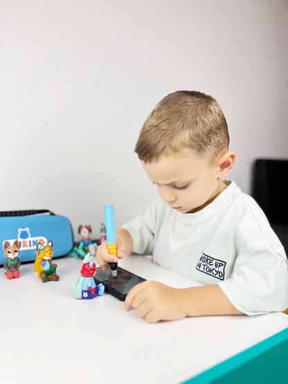 Junge tippt auf Tablett