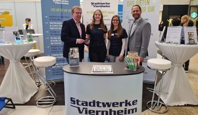 Auch die Stadtwerke Viernheim GmbH war im letzten Jahr mit einem Stand vertreten. Bürgermeister Matthias Baaß (links) und Wirtschaftsförderer Alexander Schwarz statteten einen Besuch ab.