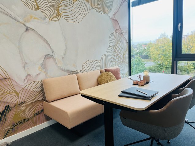 Besprechungszimmer mit grafischer Mustertapete