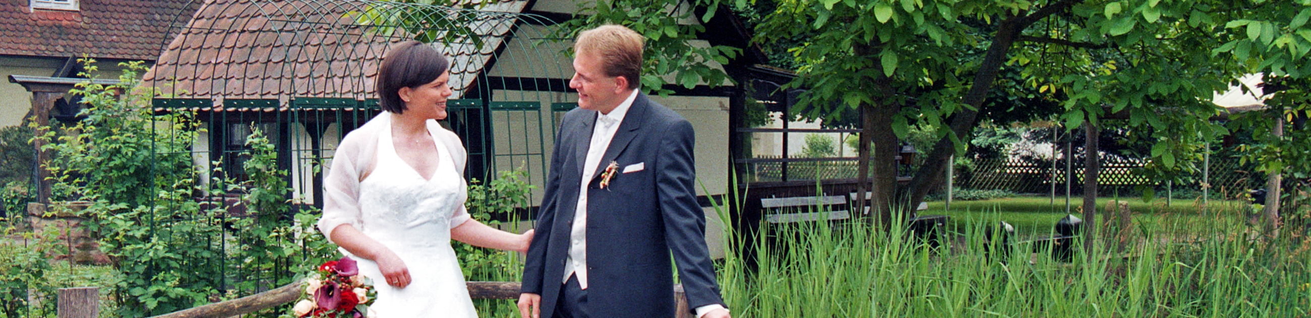 Heiraten in Viernheim Brautpaar auf der Brücke