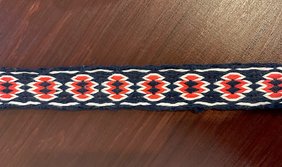 Band in Blau mit Rautenmuster orange