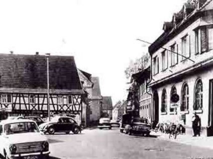 Haus Kienle (links) und das ehemalige Postamt (rechts)<BR> in der Rathausstraße 1960er Jahre Haus Kienle (links) und das ehemalige Postamt (rechts)<BR> in der Rathausstraße 1960er Jahre