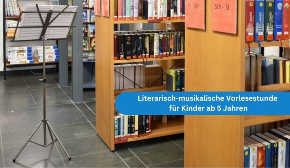 Blick in die Stadtbibliothek mit Bücherregalen und einem Notenständer. Ein blauer Hinweis trägt die Aufschrift „Literarisch-musikalische Vorlesestunde für Kinder ab 5 Jahren“.