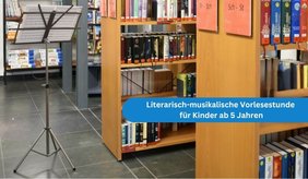 Blick in die Stadtbibliothek mit Bücherregalen und einem Notenständer. Ein blauer Hinweis trägt die Aufschrift „Literarisch-musikalische Vorlesestunde für Kinder ab 5 Jahren“.